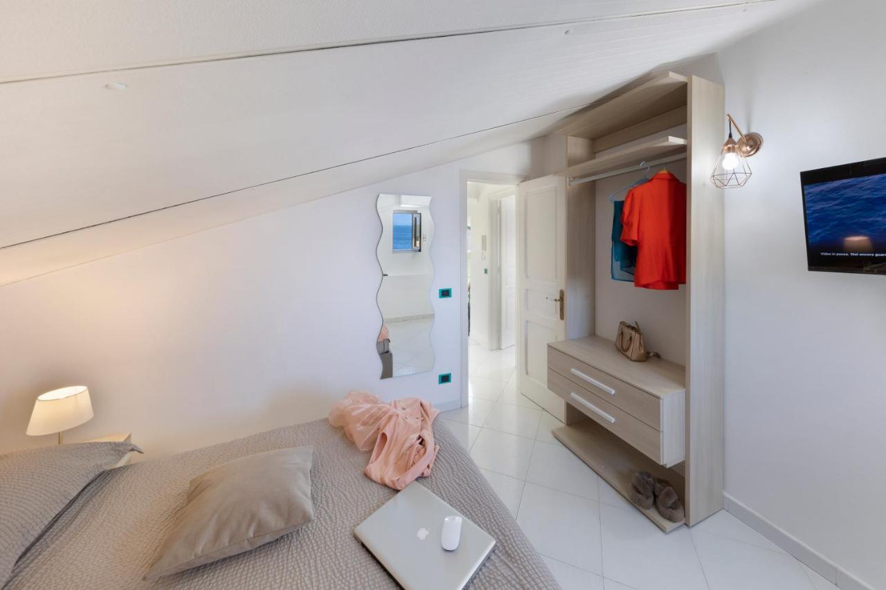 Relais Del Mare Con Terrazza Fronte Mare Free Parking Apartment Маса Лубрензе Екстериор снимка